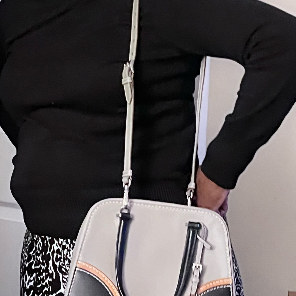 Prada Handbag!❤️ - Picture 5 of 8